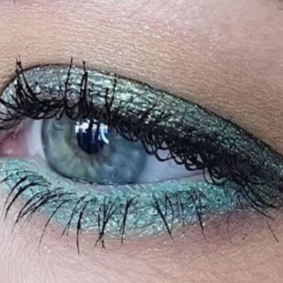 ⚡️🍦Mac Ho Ho Hocus! Duochrome Eyeshadow - Picture 9 of 9